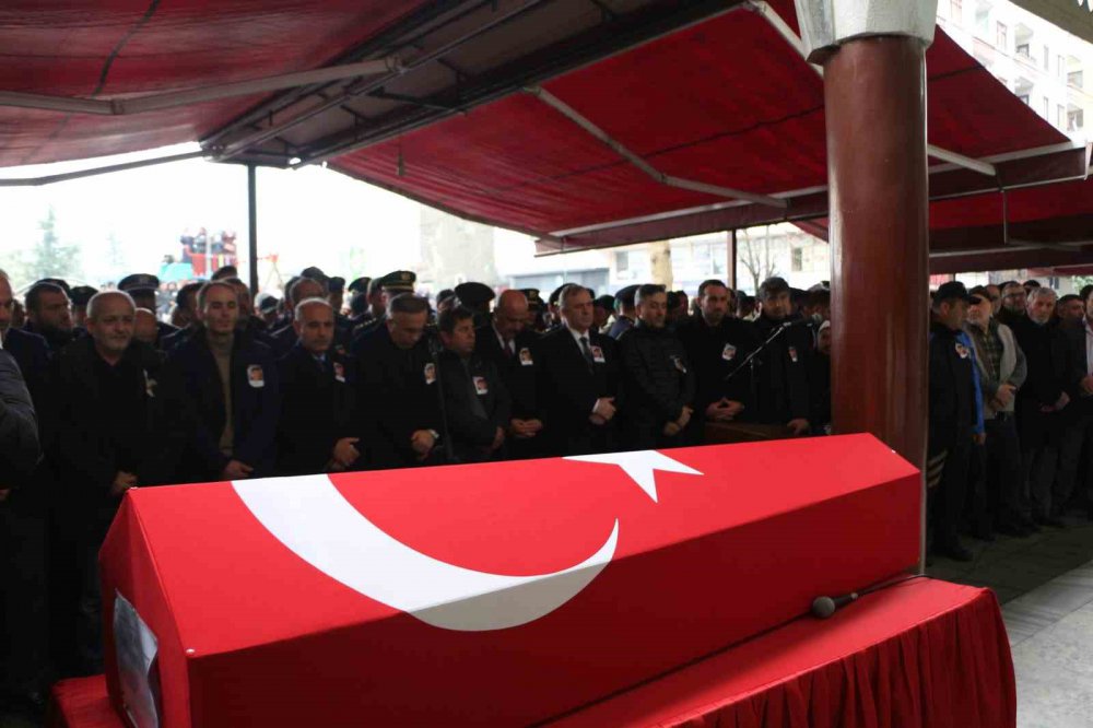 HATAY'DA DEVRİLEN DUVAR VE AĞACIN ALTINDA KALARAK KALDIRILDIĞI HASTANEDE ŞEHİT DÜŞEN POLİS MEMURU MUHAMMET TARAKÇI , RİZE'DE SON YOLCULUĞUNA UĞURLANDI