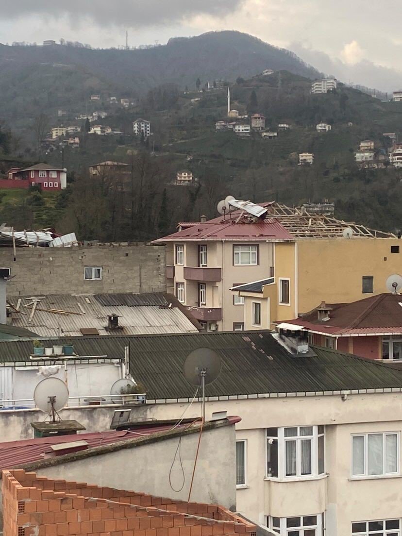 RİZE'DE SABAH SAATLERİNDE ÇIKAN FIRTINA NEDENİYLE BAZI EVLERİN ÇATILARI UÇTU. BİNALARDAN UÇAN PARÇALAR PARK HALİNDEKİ ARAÇLARIN ÜZERİNE DÜŞEREK MADDİ HASAR OLUŞTURDU