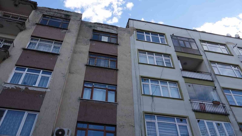 TRABZON'DA SABAH SAATLERİNDEN İTİBAREN ETKİSİNİ GÖSTEREN KUVVETLİ RÜZGAR BİR EVİN ÇATI BÖLÜMÜNDEN KOPAN BETON PARÇALARININ YOLA DÜŞMESİNE NEDEN OLDU