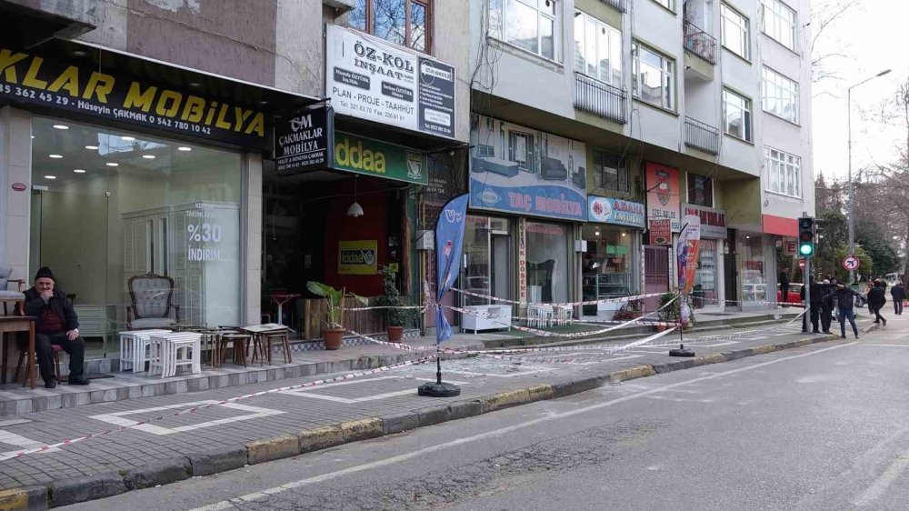 TRABZON'DA SABAH SAATLERİNDEN İTİBAREN ETKİSİNİ GÖSTEREN KUVVETLİ RÜZGAR BİR EVİN ÇATI BÖLÜMÜNDEN KOPAN BETON PARÇALARININ YOLA DÜŞMESİNE NEDEN OLDU