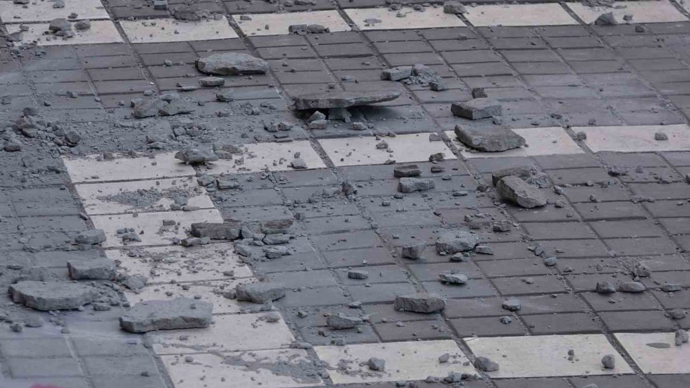 TRABZON'DA SABAH SAATLERİNDEN İTİBAREN ETKİSİNİ GÖSTEREN KUVVETLİ RÜZGAR BİR EVİN ÇATI BÖLÜMÜNDEN KOPAN BETON PARÇALARININ YOLA DÜŞMESİNE NEDEN OLDU