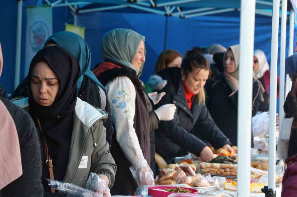 8 MART DÜNYA EMEKÇİ KADINLAR GÜNÜNDE RİZE'DE KADIN KOOPERATİFLERİ BİR ARAYA GELEREK DEPREMZEDELER İÇİN YARDIM KAMPANYASI DÜZENLEDİ