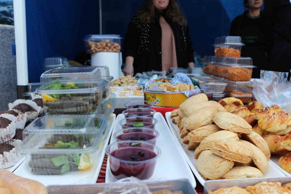 8 MART DÜNYA EMEKÇİ KADINLAR GÜNÜNDE RİZE'DE KADIN KOOPERATİFLERİ BİR ARAYA GELEREK DEPREMZEDELER İÇİN YARDIM KAMPANYASI DÜZENLEDİ