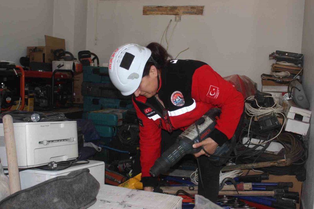 DEPREM FELAKETİNDE YIKINTILARIN ARASINDA BİRÇOK CANA UMUT OLAN DÜZCE ARAMA KURTARMA EKİBİNİN (DAKE) KADIN KAHRAMANLARINDAN YILDIZ GÜR GÜNER, "KADIN ARAMA KURTARMA PERSONELİ OLMAK ÇOK ZOR