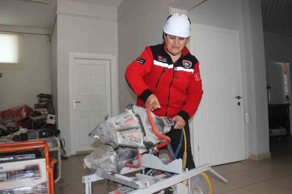 DEPREM FELAKETİNDE YIKINTILARIN ARASINDA BİRÇOK CANA UMUT OLAN DÜZCE ARAMA KURTARMA EKİBİNİN (DAKE) KADIN KAHRAMANLARINDAN YILDIZ GÜR GÜNER, "KADIN ARAMA KURTARMA PERSONELİ OLMAK ÇOK ZOR