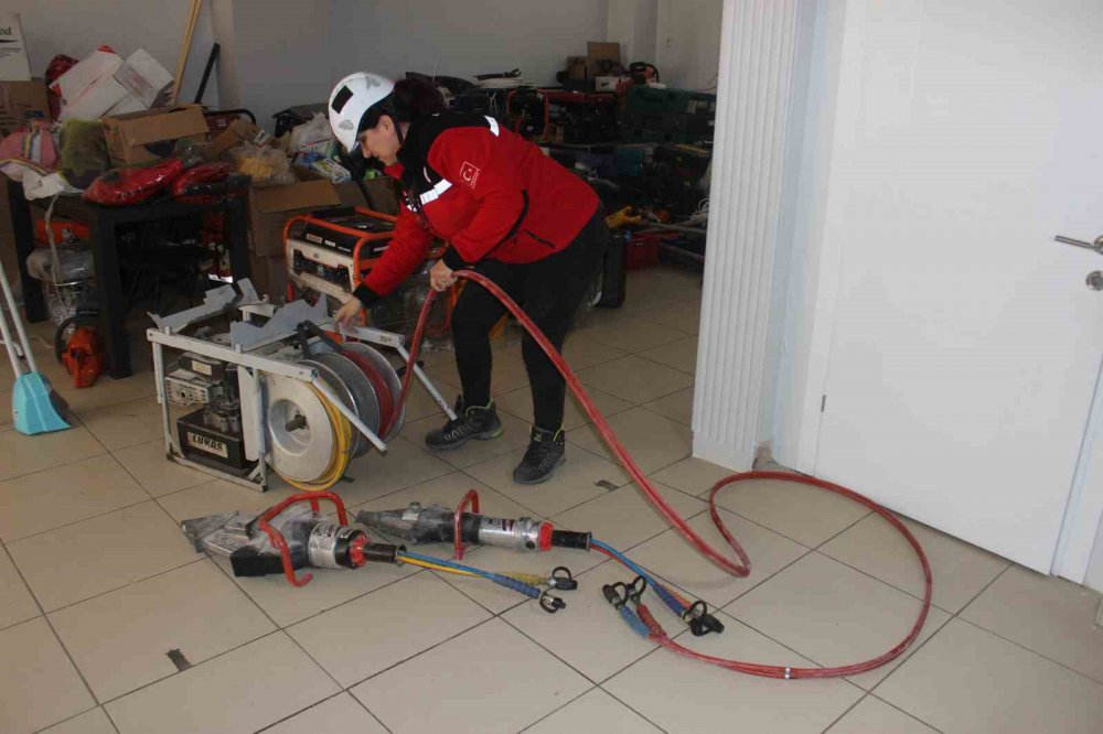 DEPREM FELAKETİNDE YIKINTILARIN ARASINDA BİRÇOK CANA UMUT OLAN DÜZCE ARAMA KURTARMA EKİBİNİN (DAKE) KADIN KAHRAMANLARINDAN YILDIZ GÜR GÜNER, "KADIN ARAMA KURTARMA PERSONELİ OLMAK ÇOK ZOR