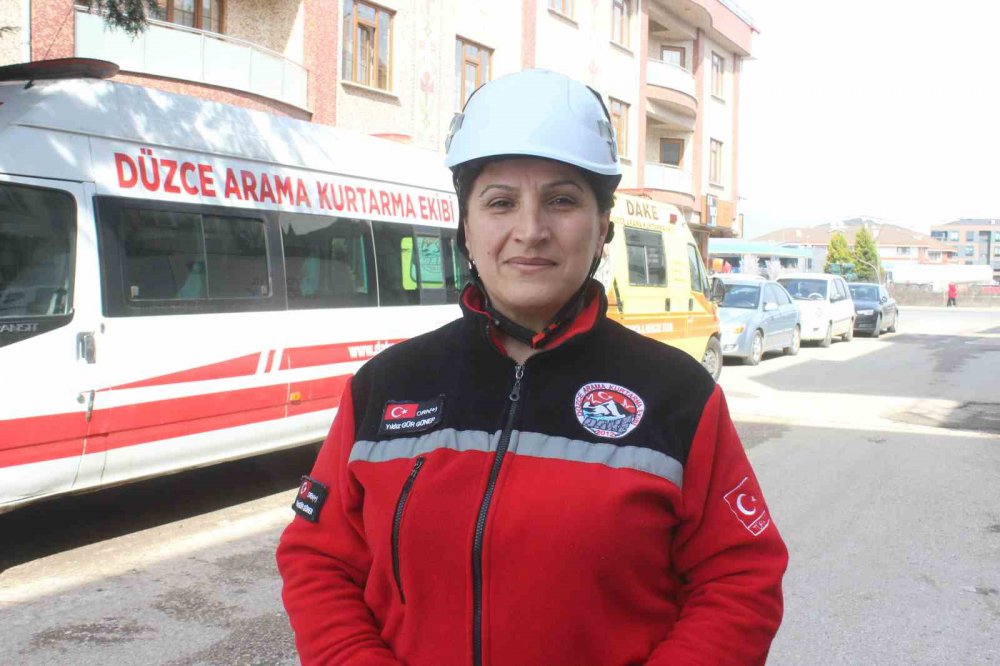 DEPREM FELAKETİNDE YIKINTILARIN ARASINDA BİRÇOK CANA UMUT OLAN DÜZCE ARAMA KURTARMA EKİBİNİN (DAKE) KADIN KAHRAMANLARINDAN YILDIZ GÜR GÜNER, "KADIN ARAMA KURTARMA PERSONELİ OLMAK ÇOK ZOR