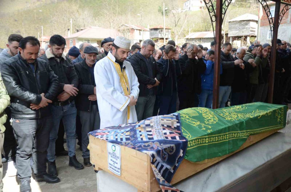 ORDU'DA BOŞANMA AŞAMASINDA OLDUĞU EŞİ TARAFINDAN 10 YERİNDEN BIÇAKLANAN VE KALDIRILDIĞI HASTANEDE HAYATINI KAYBEDEN 4 ÇOCUK ANNESİ KADIN, 8 MART DÜNYA KADINLAR GÜNÜ'NDE SON YOLCULUĞUNA UĞURLANDI