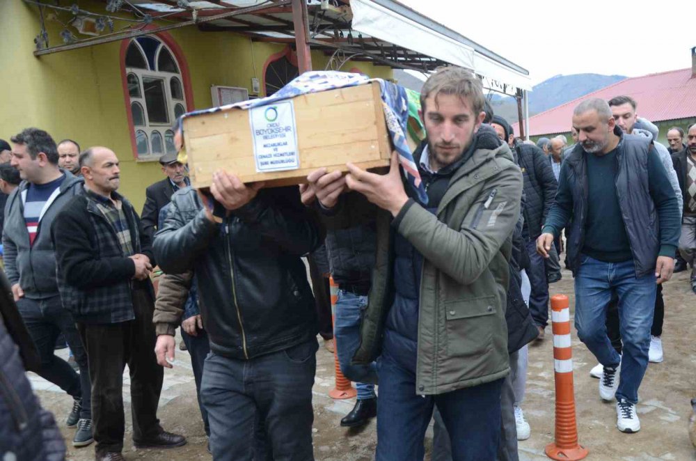 ORDU'DA BOŞANMA AŞAMASINDA OLDUĞU EŞİ TARAFINDAN 10 YERİNDEN BIÇAKLANAN VE KALDIRILDIĞI HASTANEDE HAYATINI KAYBEDEN 4 ÇOCUK ANNESİ KADIN, 8 MART DÜNYA KADINLAR GÜNÜ'NDE SON YOLCULUĞUNA UĞURLANDI