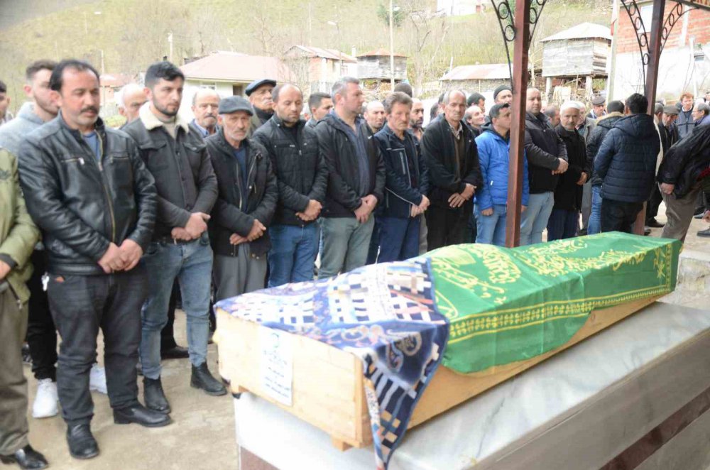 ORDU'DA BOŞANMA AŞAMASINDA OLDUĞU EŞİ TARAFINDAN 10 YERİNDEN BIÇAKLANAN VE KALDIRILDIĞI HASTANEDE HAYATINI KAYBEDEN 4 ÇOCUK ANNESİ KADIN, 8 MART DÜNYA KADINLAR GÜNÜ'NDE SON YOLCULUĞUNA UĞURLANDI