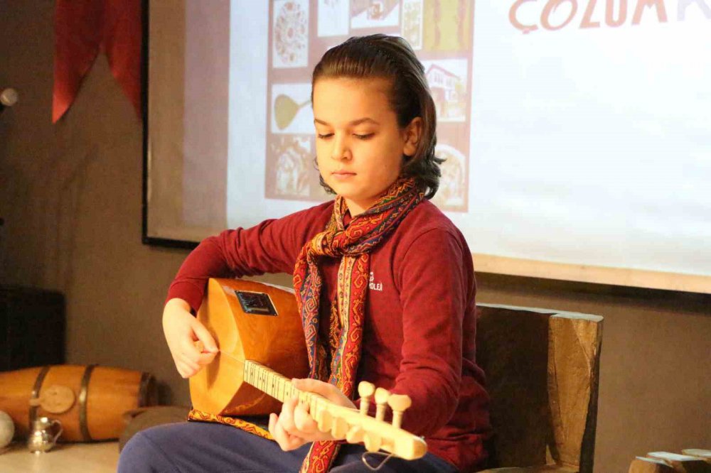 RİZE'DE BİR OKUL TARAFINDAN DÜZENLENEN "CLICK" ADLI ERASMUS PROJESİNDE, YUNANİSTAN, İSPANYA, ROMANYA VE LİTVANYA'DAN GELEN ÖĞRENCİ VE ÖĞRETMENLERLE BİR ARAYA GELDİ. YURT DIŞINDAN GELEN ÖĞRENCİLER TÜRK KÜLTÜRÜNÜ ÖĞRENDİ