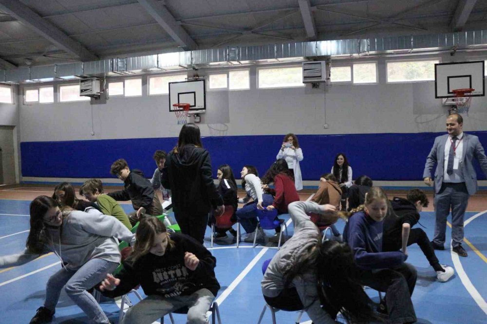 RİZE'DE BİR OKUL TARAFINDAN DÜZENLENEN "CLICK" ADLI ERASMUS PROJESİNDE, YUNANİSTAN, İSPANYA, ROMANYA VE LİTVANYA'DAN GELEN ÖĞRENCİ VE ÖĞRETMENLERLE BİR ARAYA GELDİ. YURT DIŞINDAN GELEN ÖĞRENCİLER TÜRK KÜLTÜRÜNÜ ÖĞRENDİ
