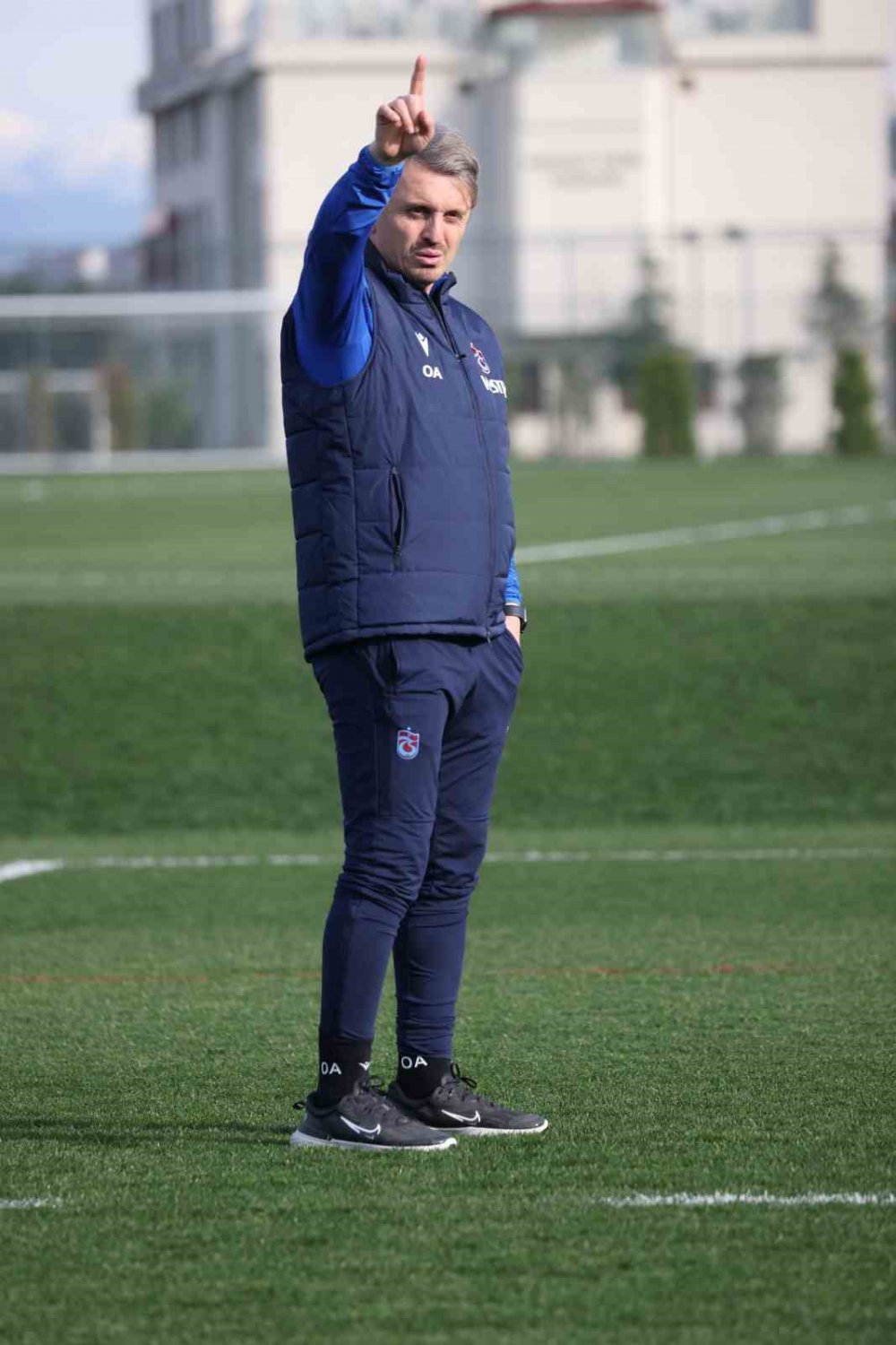 TEKNİK DİREKTÖR ABDULLAH AVCI'NIN GÖREVİNDEN İSTİFA ETMESİNİN ARDINDAN BORDO-MAVİLİ TAKIMI ORHAN AK ÇALIŞTIRDI