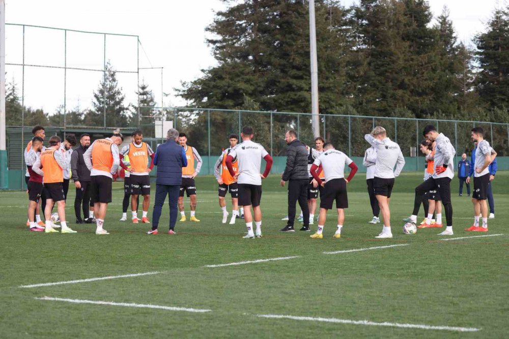 TEKNİK DİREKTÖR ABDULLAH AVCI'NIN GÖREVİNDEN İSTİFA ETMESİNİN ARDINDAN BORDO-MAVİLİ TAKIMI ORHAN AK ÇALIŞTIRDI