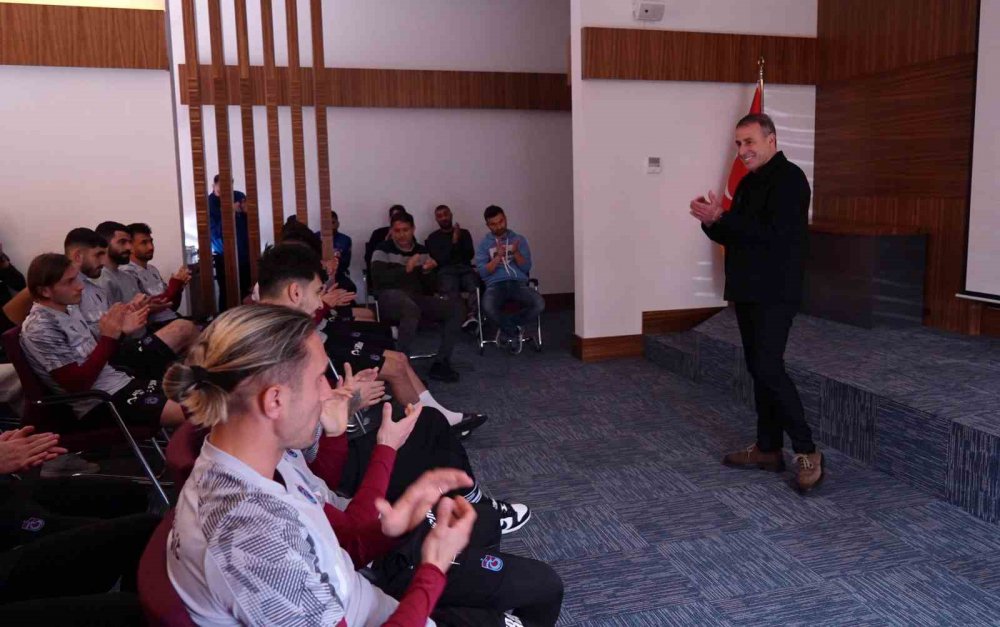 TRABZONSPOR'DA GÖREVİNDE İSTİFA EDEN TEKNİK DİREKTÖR ABDULLAH AVCI, YÖNETİCİLER, FUTBOLCULAR VE PERSONELLE VEDALAŞTI