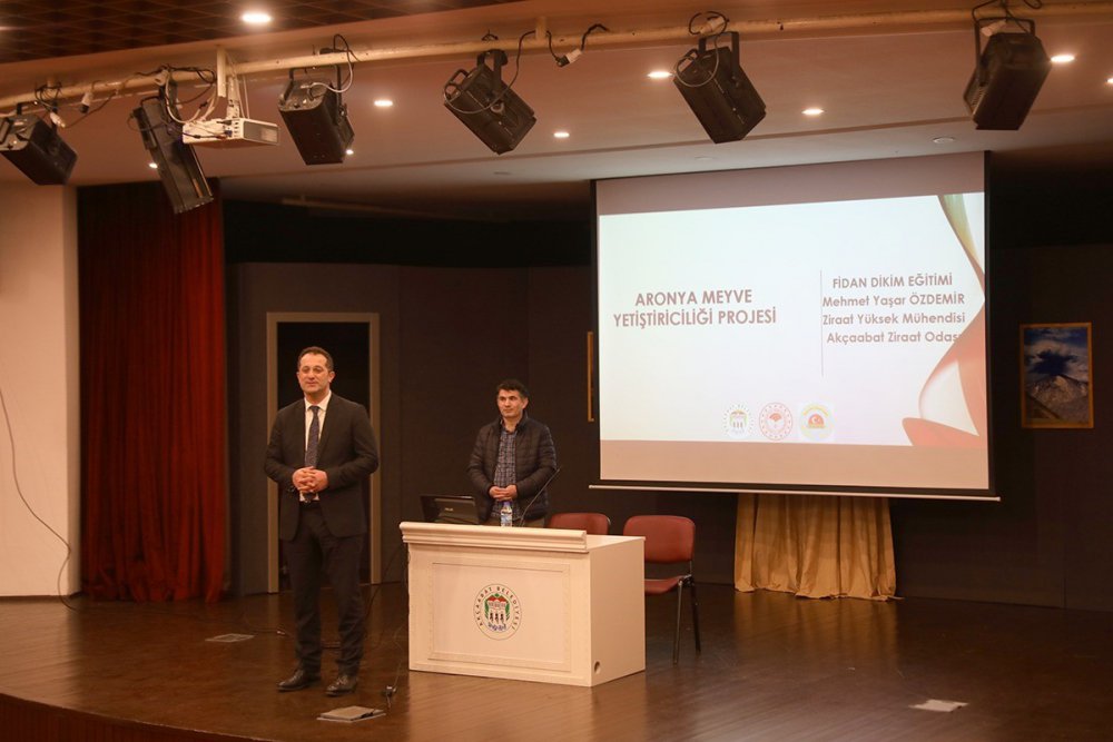TRABZON'UN AKÇAABAT İLÇESİNDE ARONYA MEYVESİ YETİŞTİRİCİLİĞİ YAPACAK 40 ÇİFTÇİYE FİDELERİN DİKİMİ, BAKIMI VE HASADI KONULARINI KAPSAYAN SEMİNER DÜZENLENDİ