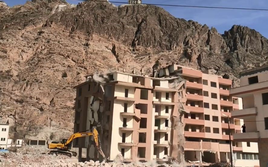 ARTVİN'DE BARAJ SULARI ALTINDA KALACAK OLAN YUSUFELİ İLÇESİNDE YIKIMLAR DEVAM EDİYOR. İLÇENİN YIKIMLAR ÖNCESİ VE SONRAKİ HALİ HAVADAN GÖRÜNTÜLENDİ.  AYRINTILAR WWW.CAYTVHABER.COM’DA
