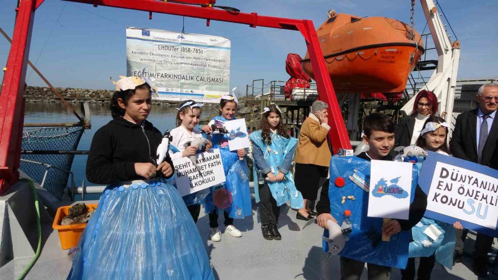 DOÇ. DR. COŞKUN ERÜZ, DENİZE ATILAN HİÇ BİR ŞEYİN YOK OLMADIĞINI BELİRTEREK "ŞU AN ATTIĞIMIZ HİÇBİR ŞEY YOK OLMUYOR, DENİZİN DİBİNE GİDİYOR, BİRİKİYOR VE 2050 YILINDA DÜNYADA DENİZLERDE BALIKTAN ÇOK PLASTİK ATIK OLACAK" DEDİ