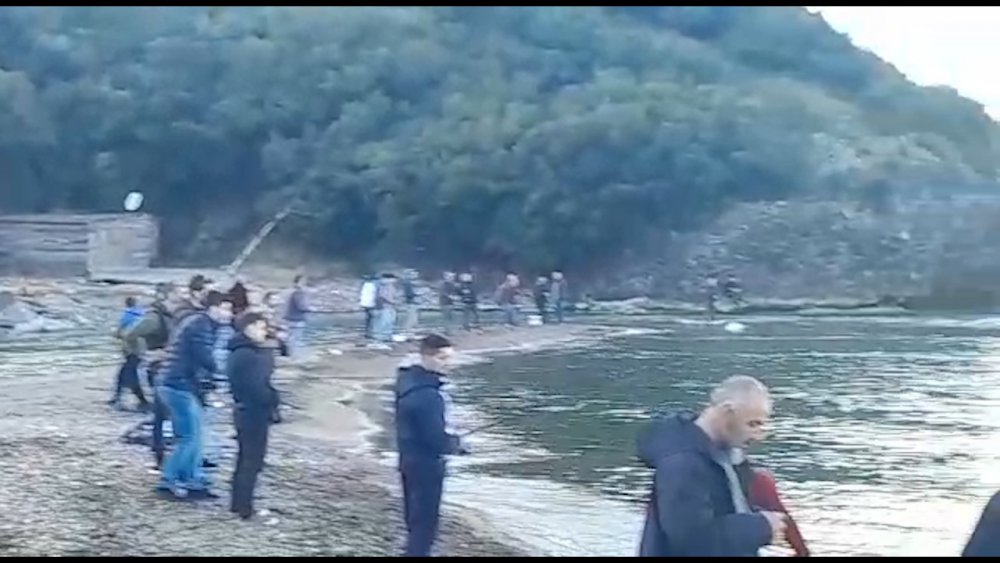 TRABZON'UN ARSİN İLÇESİ AÇIKLARINDAKİ BALIK KAFESLERİNİN BİLİNMEYEN BİR NEDENLE YIRTILMASI SONUCU KAFESTEN KAÇAN SOMONLAR HEM OLTA , HEM DE KIYI BALIKÇILARI TARAFINDAN TUTULURKEN, RİZE'DE TEZGAHLARDA YARI FİYATINA SATILIYOR