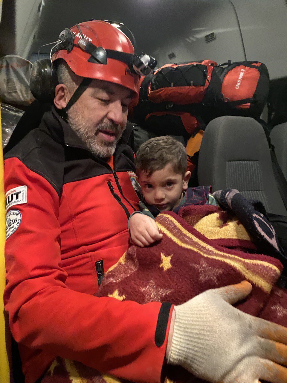 DEPREMDE 12 KİŞİYİ ENKAZDAN SAĞ ÇIKARAN GİRESUN AKUT EKİBİ YAŞADIKLARI O ANLARI ANLATTI