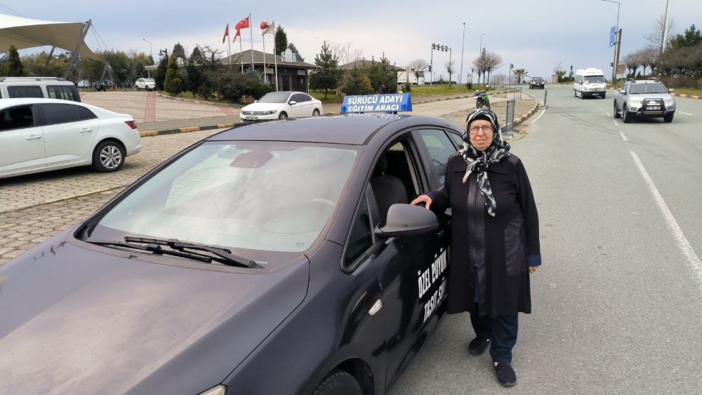 ARTVİN'İN ARHAVİ İLÇESİNDE YAŞAYAN 71 YAŞINDAKİ ULVİYE HEKİMOĞLU, TORUNLARINI GEZDİRMEK İÇİN EHLİYET KURSUNA YAZILDI