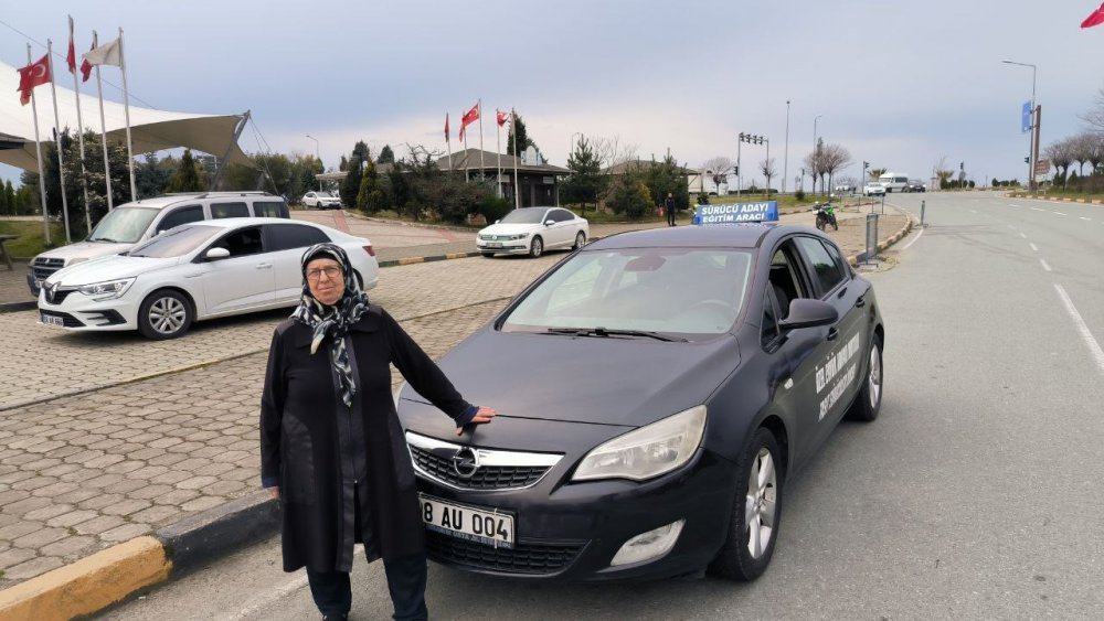 ARTVİN'İN ARHAVİ İLÇESİNDE YAŞAYAN 71 YAŞINDAKİ ULVİYE HEKİMOĞLU, TORUNLARINI GEZDİRMEK İÇİN EHLİYET KURSUNA YAZILDI