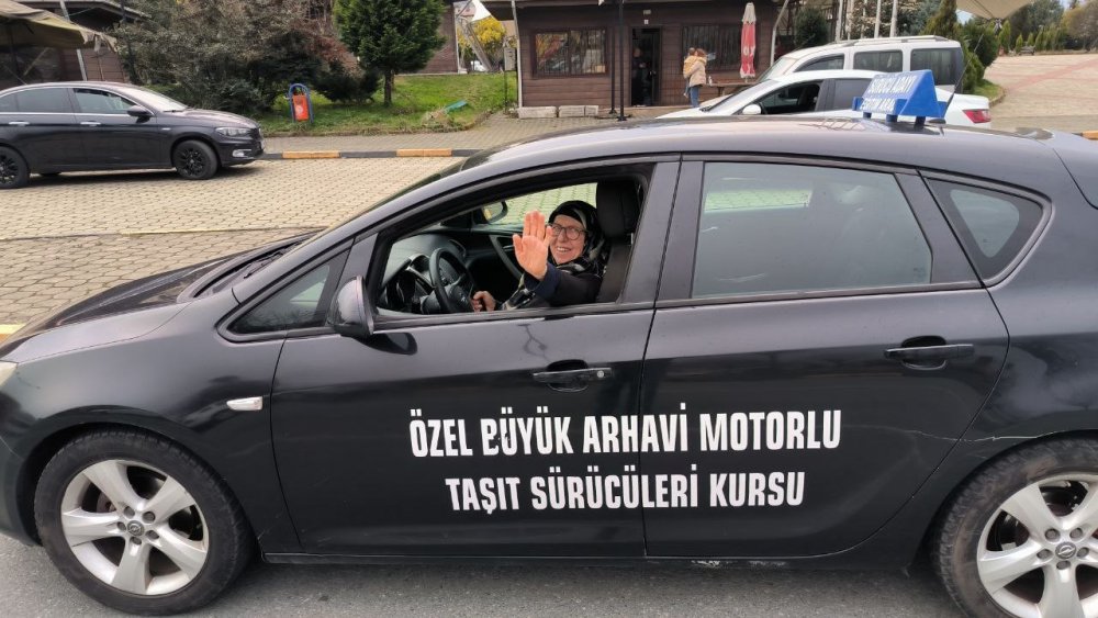 ARTVİN'İN ARHAVİ İLÇESİNDE YAŞAYAN 71 YAŞINDAKİ ULVİYE HEKİMOĞLU, TORUNLARINI GEZDİRMEK İÇİN EHLİYET KURSUNA YAZILDI