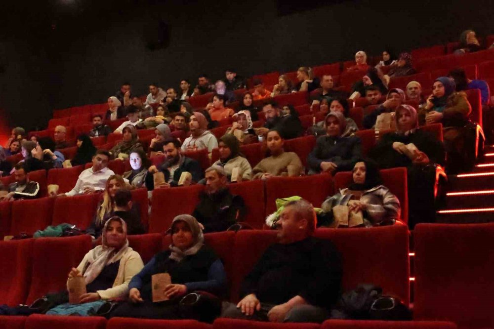 RİZE BELEDİYESİ GENÇLİK MERKEZİ VE BİLGİ EVİ (RİBEGEM) TARAFINDAN DEPREMZEDELER İÇİN SİNEMA ETKİNLİĞİ DÜZENLEDİLER