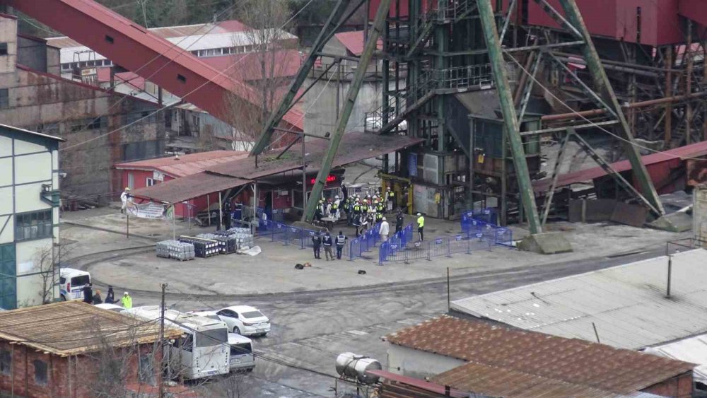 TTK AMASRA MÜESSESE MÜDÜRLÜĞÜNE AİT MADEN OCAĞINDA GRİZU KAYNAKLI PATLAMA SONUCU 42 MADENCİNİN HAYATINI KAYBETTİĞİ KAZA SONRASI OCAK İÇİNDE OLUŞAN YANGININ SÖNDÜRÜLMESİ İÇİN İNŞA EDİLEN BARAJLARIN KALDIRILMASINA BAŞLANDI