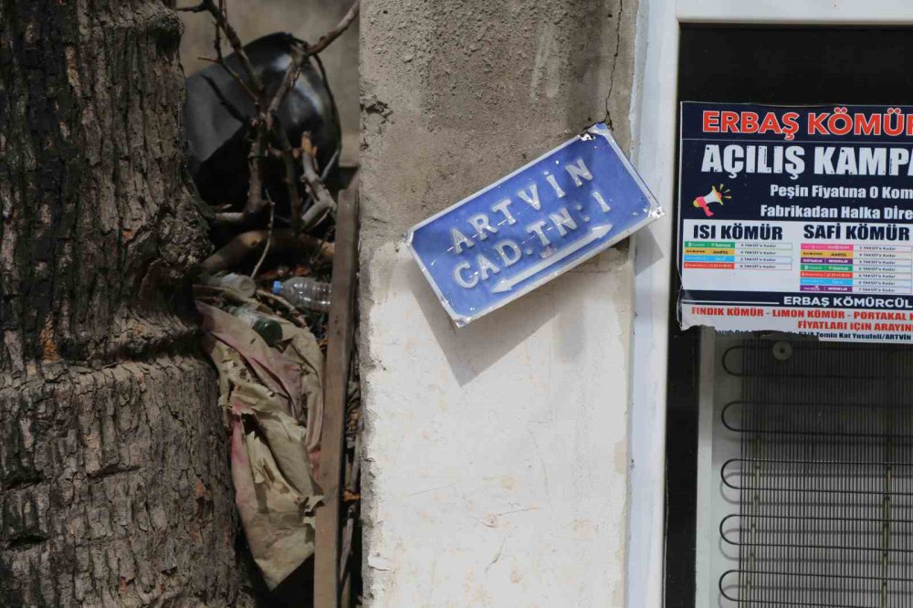ARTVİN'İN YUSUFELİ İLÇESİNDE BARAJ SULARI ESNAFIN KAPISINA DAYANDI. HAK SAHİBİ OLMAYAN BAZI ESNAFLAR BARAJ SULARIN İLÇE MERKEZİNE ULAŞMASINA RAĞMEN, SON GÜNE KADAR BEKLEMEYİ PLANLIYOR