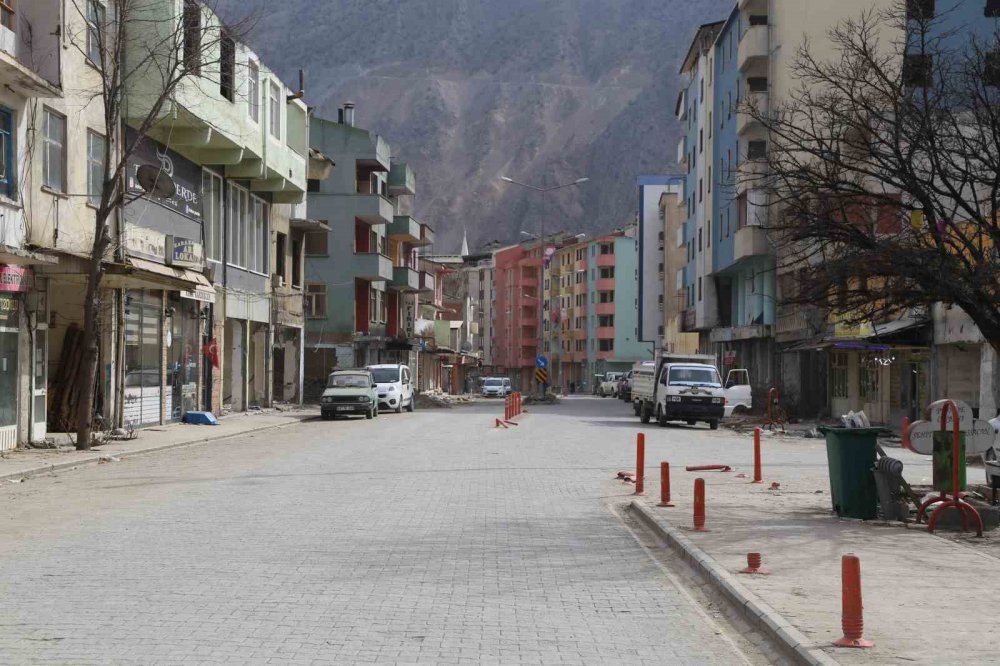 ARTVİN'İN YUSUFELİ İLÇESİNDE BARAJ SULARI ESNAFIN KAPISINA DAYANDI. HAK SAHİBİ OLMAYAN BAZI ESNAFLAR BARAJ SULARIN İLÇE MERKEZİNE ULAŞMASINA RAĞMEN, SON GÜNE KADAR BEKLEMEYİ PLANLIYOR