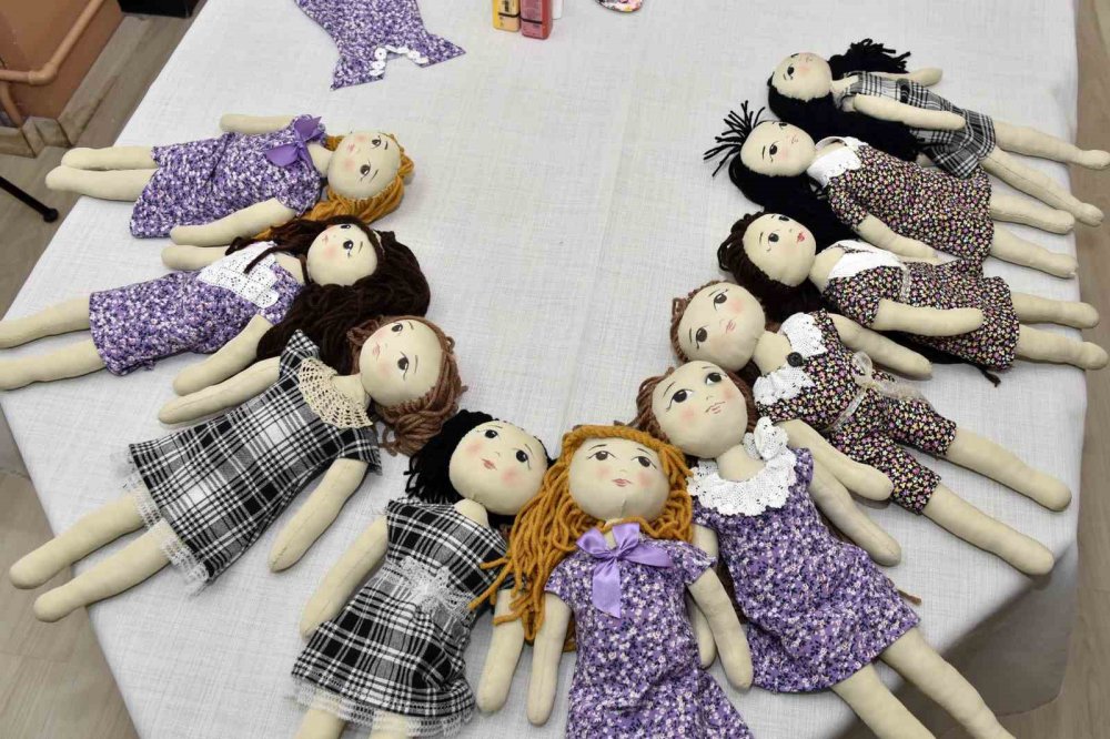 GÜMÜŞHANE'DE ÖZEL EĞİTİM VE UYGULAMA OKULUNDA EĞİTİM GÖREN ÖZEL GEREKSİNİMLİ ÇOCUKLAR DEPREMZEDE ÇOCUKLARA MORAL VERMEK İÇİN BEZ BEBEKLER YAPIYOR