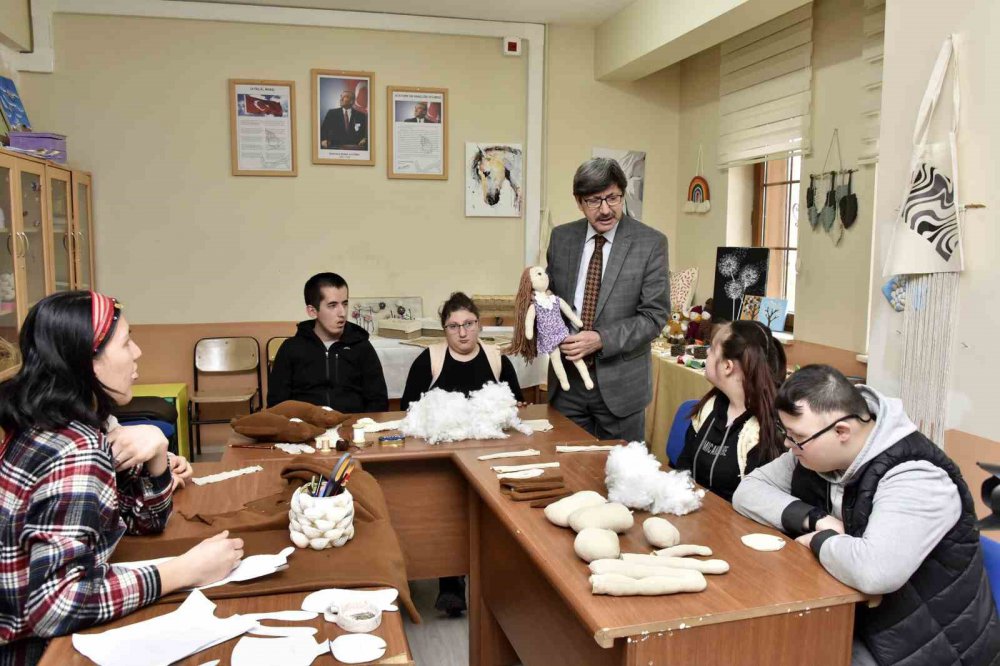 GÜMÜŞHANE'DE ÖZEL EĞİTİM VE UYGULAMA OKULUNDA EĞİTİM GÖREN ÖZEL GEREKSİNİMLİ ÇOCUKLAR DEPREMZEDE ÇOCUKLARA MORAL VERMEK İÇİN BEZ BEBEKLER YAPIYOR