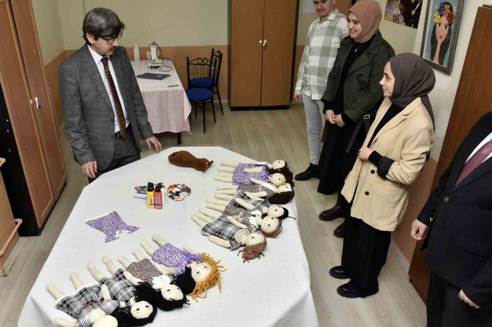 GÜMÜŞHANE'DE ÖZEL EĞİTİM VE UYGULAMA OKULUNDA EĞİTİM GÖREN ÖZEL GEREKSİNİMLİ ÇOCUKLAR DEPREMZEDE ÇOCUKLARA MORAL VERMEK İÇİN BEZ BEBEKLER YAPIYOR