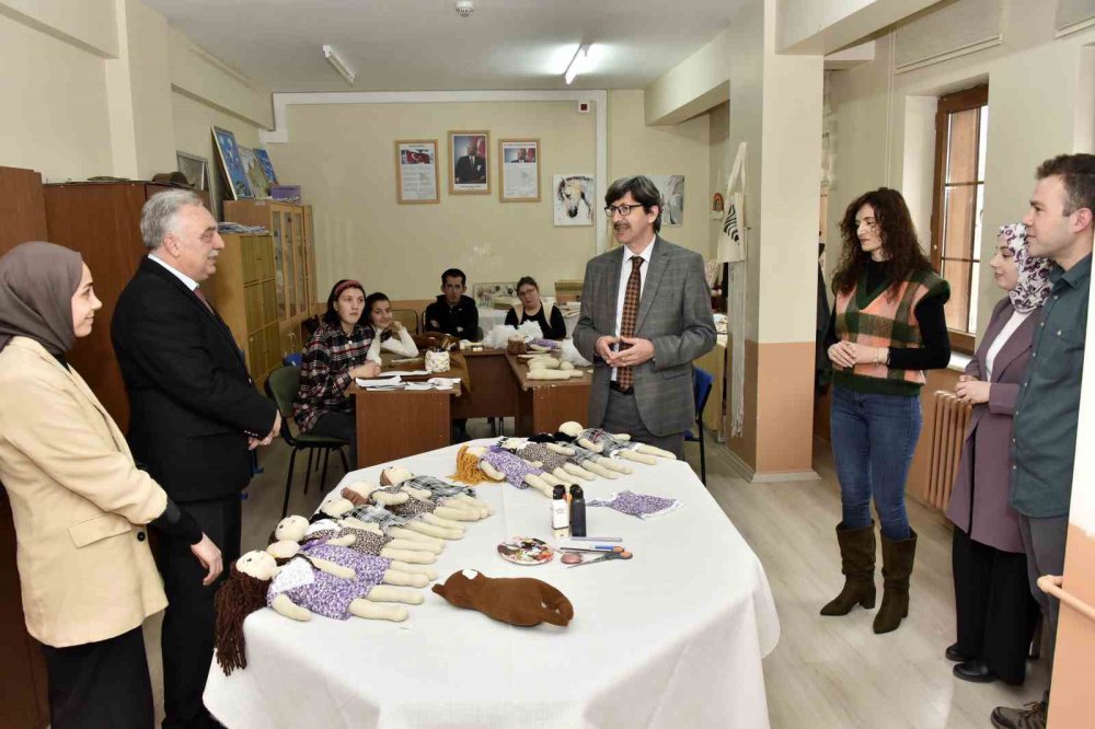 GÜMÜŞHANE'DE ÖZEL EĞİTİM VE UYGULAMA OKULUNDA EĞİTİM GÖREN ÖZEL GEREKSİNİMLİ ÇOCUKLAR DEPREMZEDE ÇOCUKLARA MORAL VERMEK İÇİN BEZ BEBEKLER YAPIYOR