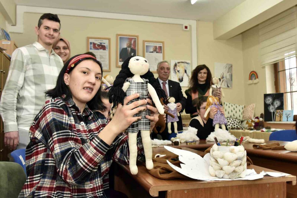 GÜMÜŞHANE'DE ÖZEL EĞİTİM VE UYGULAMA OKULUNDA EĞİTİM GÖREN ÖZEL GEREKSİNİMLİ ÇOCUKLAR DEPREMZEDE ÇOCUKLARA MORAL VERMEK İÇİN BEZ BEBEKLER YAPIYOR