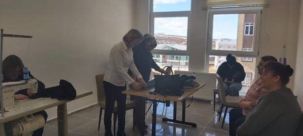 BAYBURT HALK EĞİTİM MERKEZİ, DEPREM FELAKETLERİ SONRASINDA BAYBURT'A MİSAFİR EDİLEN DEPREMZEDE VATANDAŞLARA HİZMET VERMEYE DEVAM EDİYOR