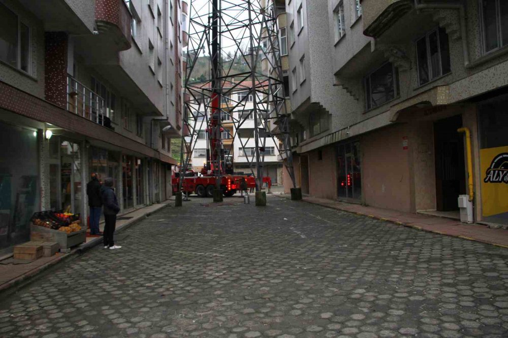 RİZE'NİN ÇAYELİ İLÇESİNDE UZUN YILLARDIR KALDIRILMASI İÇİN YOĞUN ÇABA GÖSTERİLEN İKİ APARTMAN ARASINDAKİ YÜKSEK GERİLİM HATTI DİREĞİ YAPILAN ÇALIŞMA İLE BULUNDUĞU YERDEN KALDIRILDI