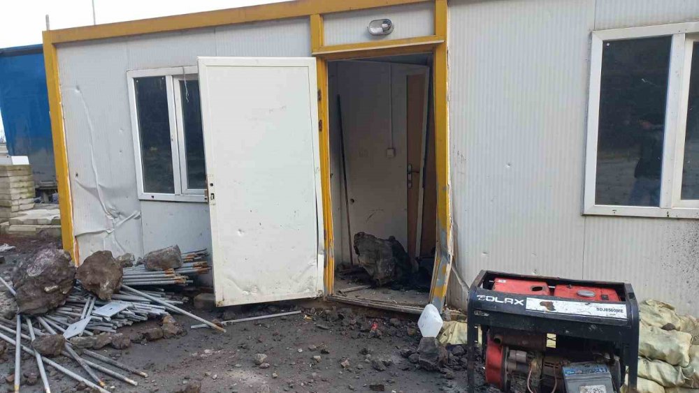 ARTVİN'İN HOPA İLÇESİNDE DÜN GECE İKİ FARKLI NOKTADA HEYELAN MEYDANA GELDİ. YAMAÇTAN DÜŞEN KAYALAR TIR PARKINDA BULUNAN KONTEYNIR VE ARAÇLARA ZARAR VERDİ
