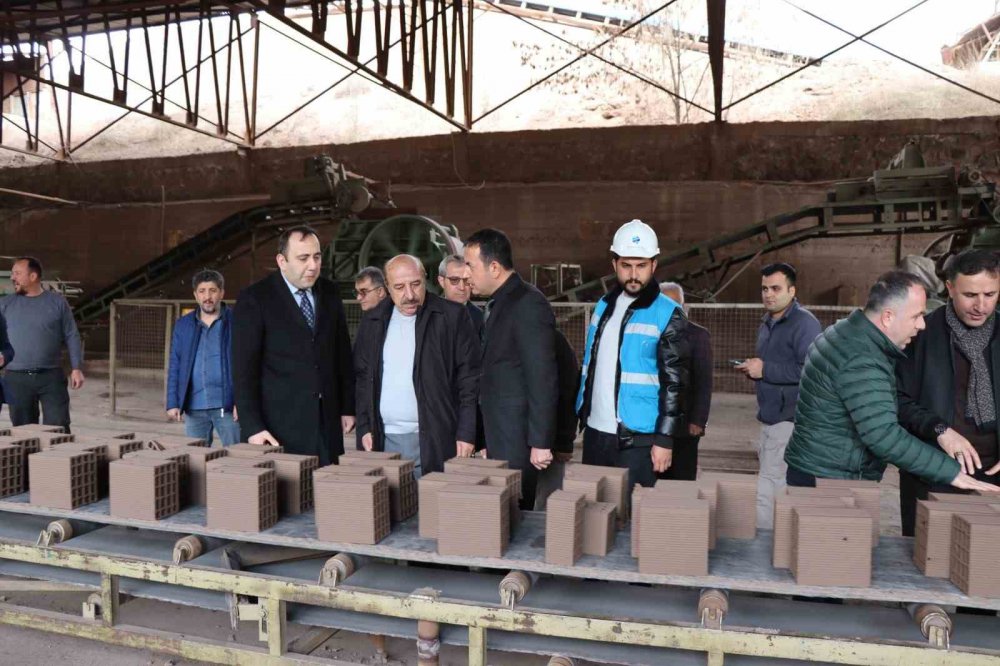 DEPREMZEDE VATANDAŞLARA DESTEK OLMAK AMACIYLA OLTU TUĞLA FABRİKASI 15 GÜN ERKEN ÜRETİME BAŞLADI