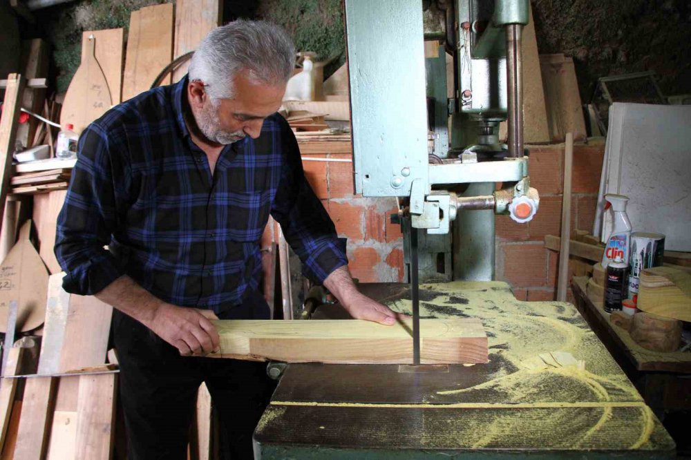 RİZE'NİN PAZAR İLÇESİNDE YAŞAYAN 55 YAŞINDAKİ LOKMAN BİBER EMEKLİ OLDUKTAN SONRA GENÇ YAŞLARINDA HOBİ OLARAK YAPTIĞI MÜZİK ENSTRÜMANI YAPMA İŞİNİ MESLEĞİ HALİNE GETİRDİ