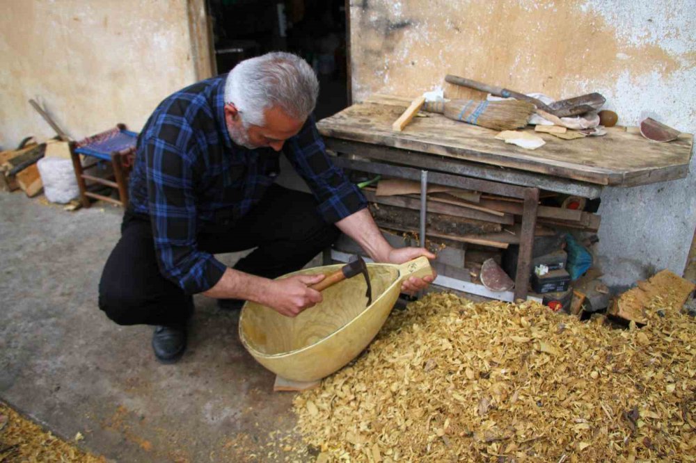 RİZE'NİN PAZAR İLÇESİNDE YAŞAYAN 55 YAŞINDAKİ LOKMAN BİBER EMEKLİ OLDUKTAN SONRA GENÇ YAŞLARINDA HOBİ OLARAK YAPTIĞI MÜZİK ENSTRÜMANI YAPMA İŞİNİ MESLEĞİ HALİNE GETİRDİ