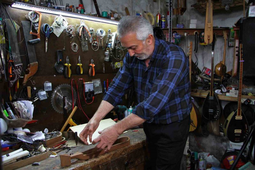 RİZE'NİN PAZAR İLÇESİNDE YAŞAYAN 55 YAŞINDAKİ LOKMAN BİBER EMEKLİ OLDUKTAN SONRA GENÇ YAŞLARINDA HOBİ OLARAK YAPTIĞI MÜZİK ENSTRÜMANI YAPMA İŞİNİ MESLEĞİ HALİNE GETİRDİ