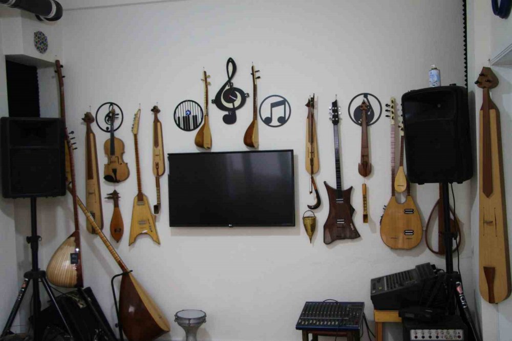 RİZE'NİN PAZAR İLÇESİNDE YAŞAYAN 55 YAŞINDAKİ LOKMAN BİBER EMEKLİ OLDUKTAN SONRA GENÇ YAŞLARINDA HOBİ OLARAK YAPTIĞI MÜZİK ENSTRÜMANI YAPMA İŞİNİ MESLEĞİ HALİNE GETİRDİ