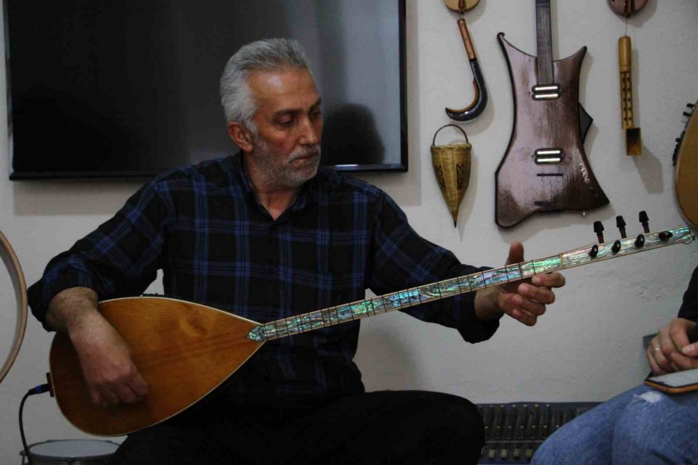 RİZE'NİN PAZAR İLÇESİNDE YAŞAYAN 55 YAŞINDAKİ LOKMAN BİBER EMEKLİ OLDUKTAN SONRA GENÇ YAŞLARINDA HOBİ OLARAK YAPTIĞI MÜZİK ENSTRÜMANI YAPMA İŞİNİ MESLEĞİ HALİNE GETİRDİ