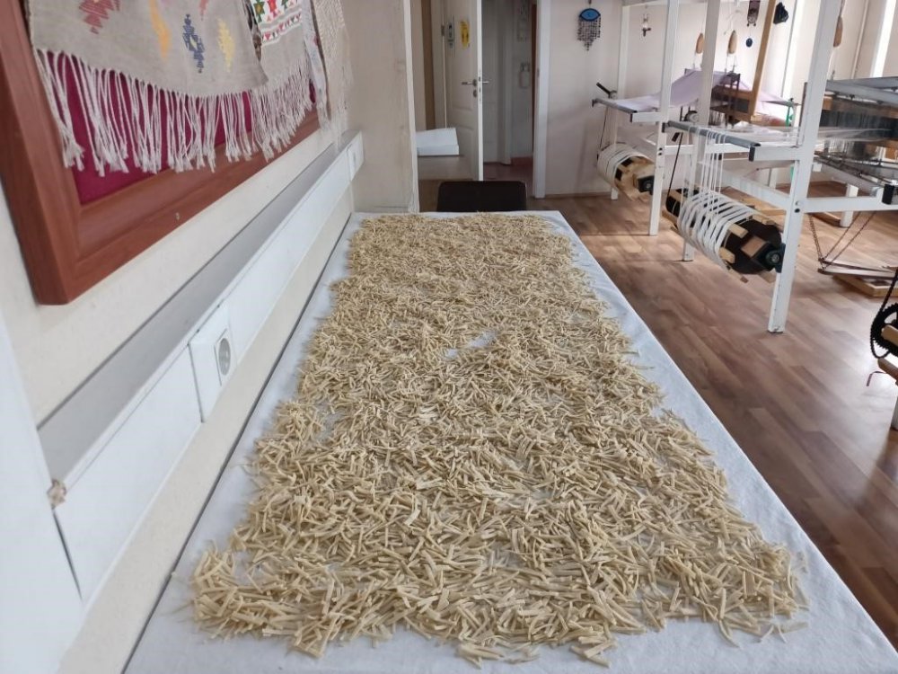 SİNOP GERZE HALK EĞİTİM MERKEZİ MÜDÜRLÜĞÜ ÖĞRETMENLERİ VE KURSİYERLERİ, DEPREMZEDELERE GÖNDERMEK İÇİN 250'ŞER KİLOGRAM EV YAPIMI TARHANA VE ERİŞTE HAZIRLADI