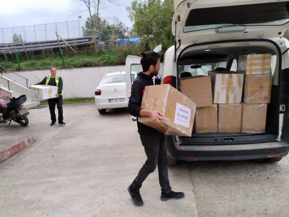 SİNOP GERZE HALK EĞİTİM MERKEZİ MÜDÜRLÜĞÜ ÖĞRETMENLERİ VE KURSİYERLERİ, DEPREMZEDELERE GÖNDERMEK İÇİN 250'ŞER KİLOGRAM EV YAPIMI TARHANA VE ERİŞTE HAZIRLADI