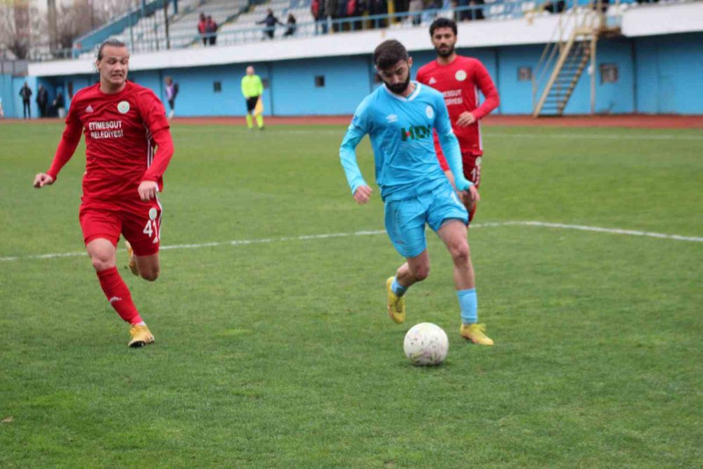TFF 2. LİG KIRMIZI GRUP 24. HAFTA ERTELEME MAÇINDA PAZARSPOR, EVİNDE KARŞILAŞTIĞI ETİMESGUT BELEDİYESPOR İLE 1-1 BERABERE KALDI