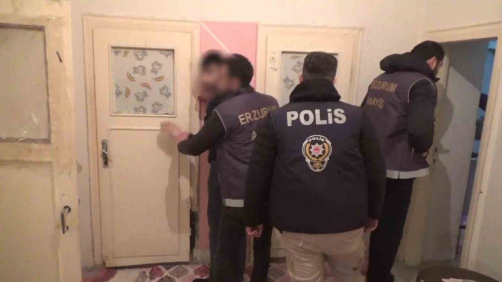 ERZURUM EMNİYET MÜDÜRLÜĞÜ AHLAK BÜRO AMİRLİĞİ EKİPLERİ TARAFINDAN FUHUŞÇULARA YÖNELİK "ARKA SOKAKLAR" OPERASYONU DÜZENLENDİ. OPERASYONDA GÖZALTINA ALINAN 15 ŞAHISTAN 4'Ü TUTUKLANARAK CEZAEVİNE GÖNDERİLDİ
