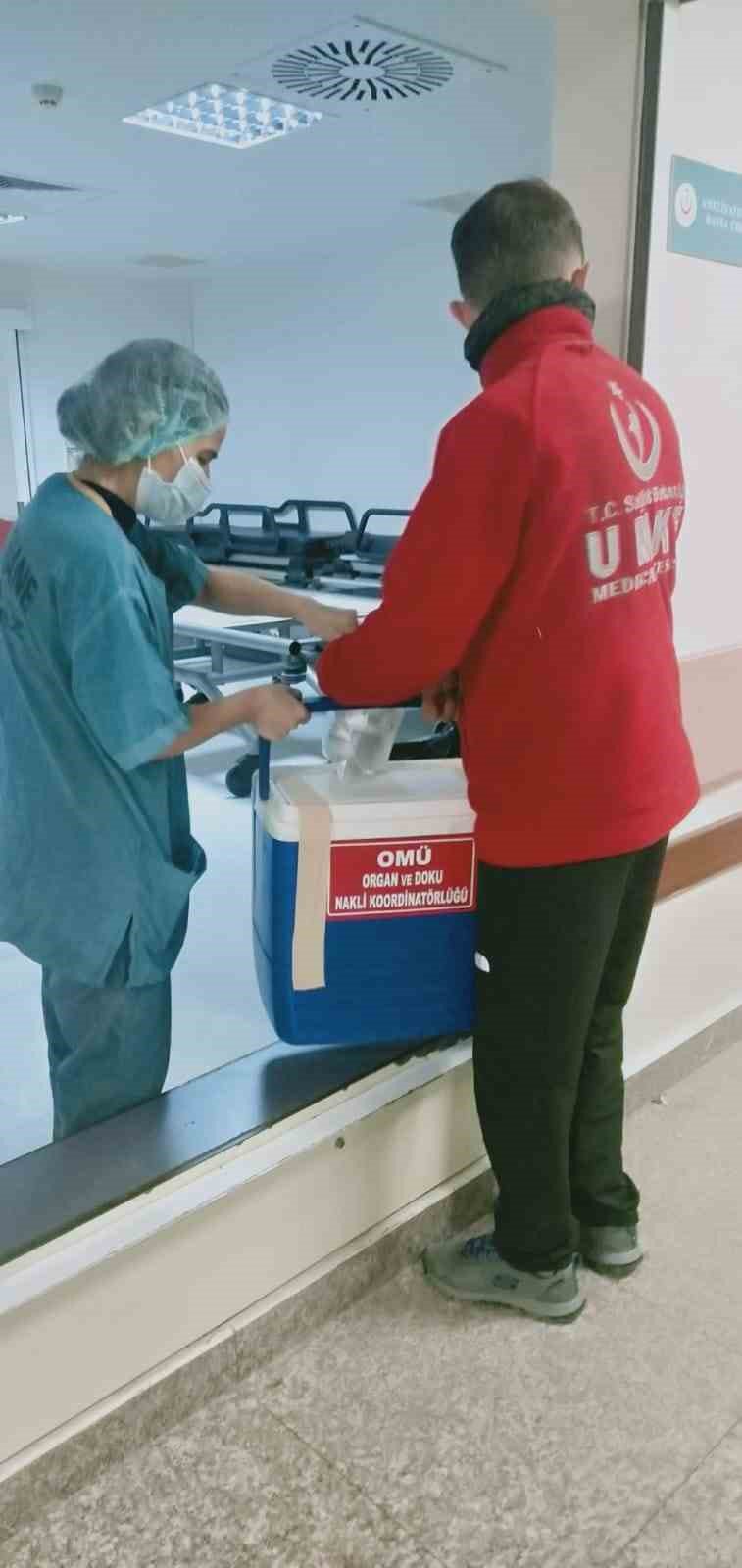 TRABZON'UN ÇARŞIBAŞI İLÇESİNDE ORMANLIK ALANDA KESTİĞİ AĞACIN ALTINDA KALARAK AĞIR YARALANAN VE TEDAVİ GÖRDÜĞÜ HASTANEDE HAYATINI KAYBEDEN MUSTAFA ERDOĞAN'IN ORGANLARI 3 HASTAYA UMUT OLDU